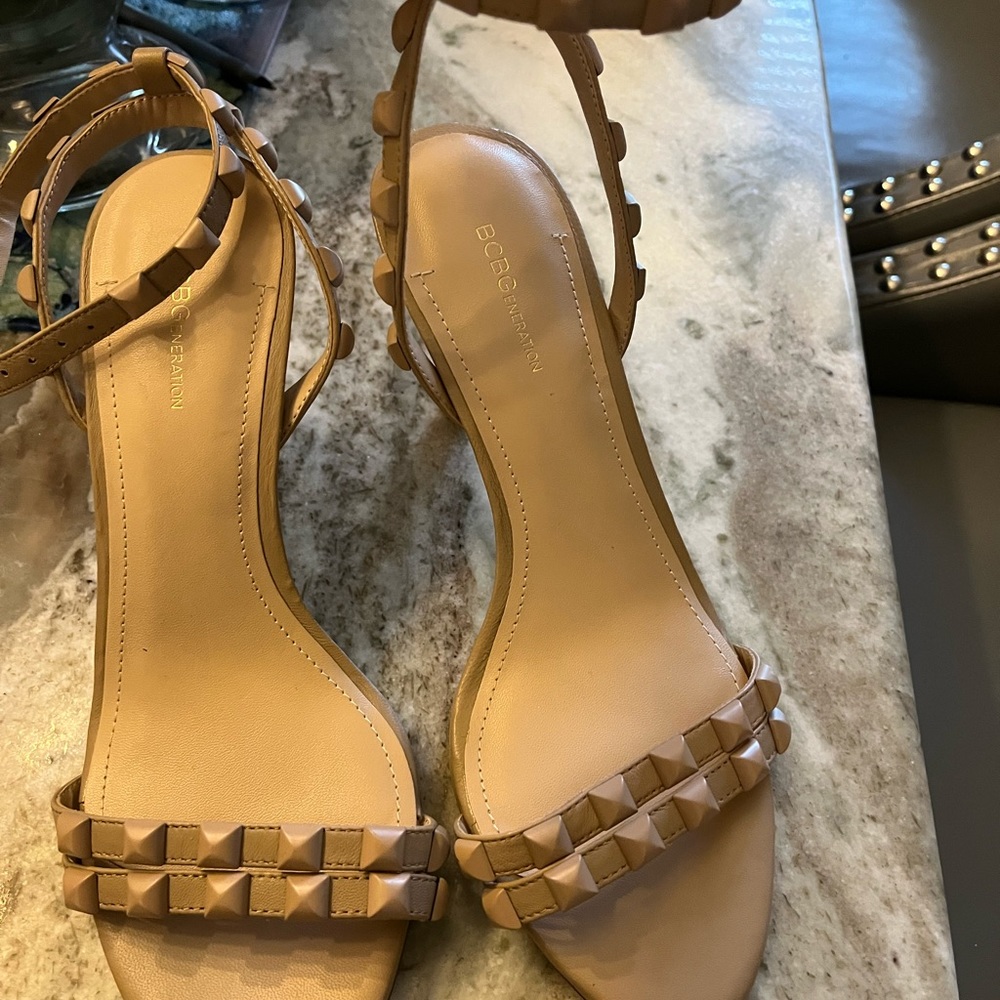 BCBG heels - Picture 3 of 6